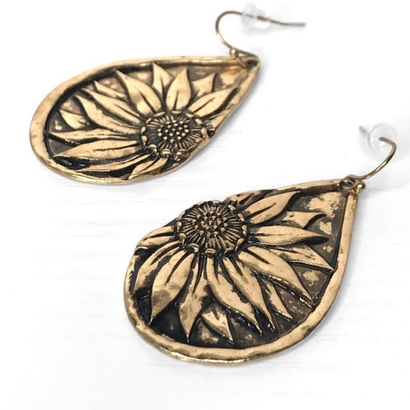 Gold tone hammered metal dangle sunflower earrings - Picture 3 of 3